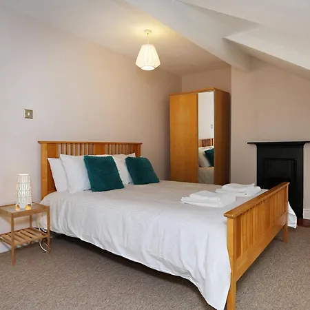 Bright & Spacious 3 Bedroom Maisonette In Redland *