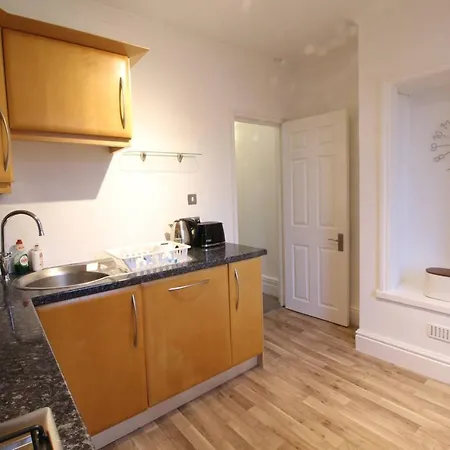 Bright & Spacious 3 Bedroom Maisonette In Redland Apartment