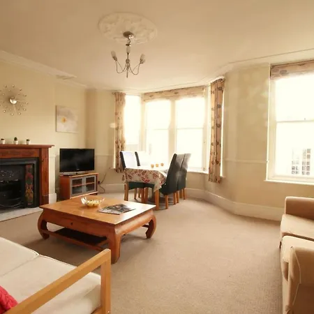 Bright & Spacious 3 Bedroom Maisonette In Redland Apartment