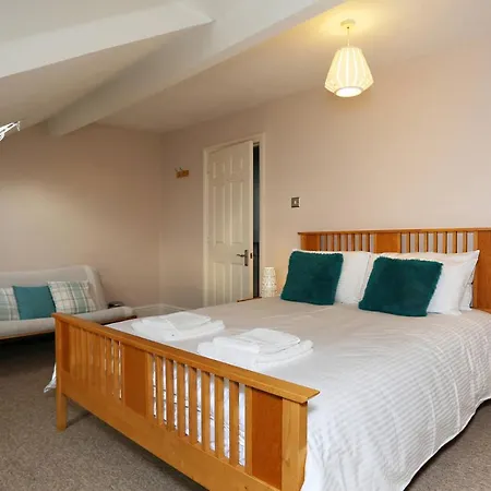 Bright & Spacious 3 Bedroom Maisonette In Redland