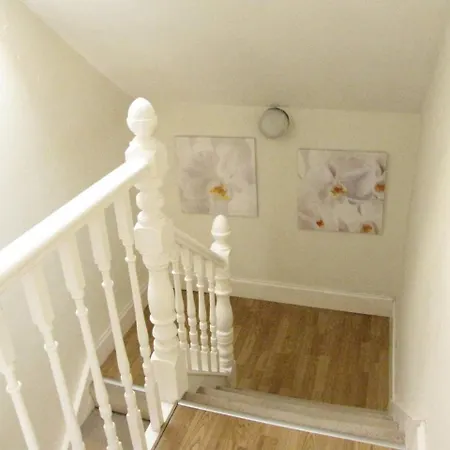 Bright & Spacious 3 Bedroom Maisonette In Redland Apartment *