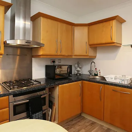 Bright & Spacious 3 Bedroom Maisonette In Redland Apartment