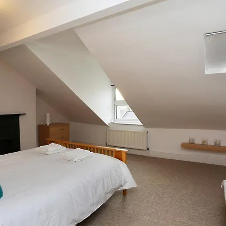 Bright & Spacious 3 Bedroom Maisonette In Redland *