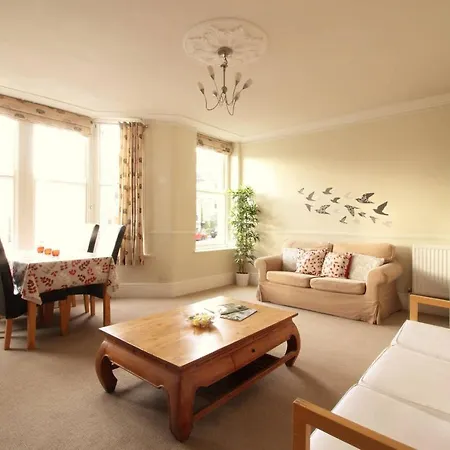 Bright & Spacious 3 Bedroom Maisonette In Redland