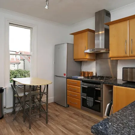 Bright & Spacious 3 Bedroom Maisonette In Redland