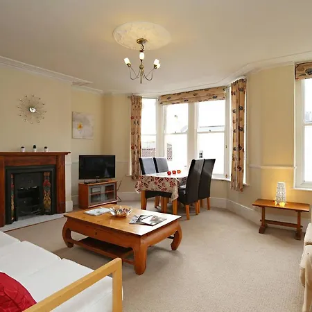 Bright & Spacious 3 Bedroom Maisonette In Redland
