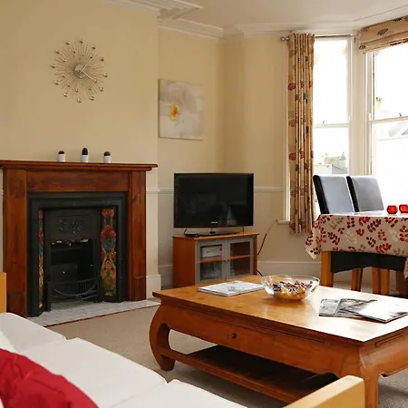 Bright & Spacious 3 Bedroom Maisonette In Redland *